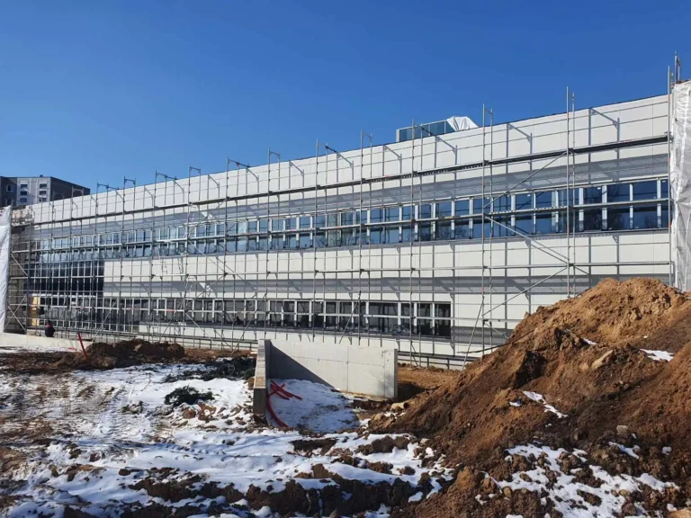 Fasadinių pastolių privalumai: idealus sprendimas išorės darbams